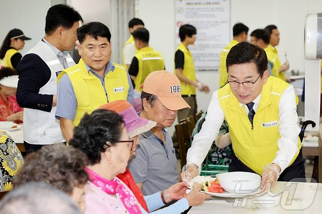 윤건영 충북도교육감이 26일 청주 산남종합사회복지관을 찾아 취약계층 주민 무료급식 나눔 봉사활동을 하고 있다.(충북교육청 제공)/뉴스1