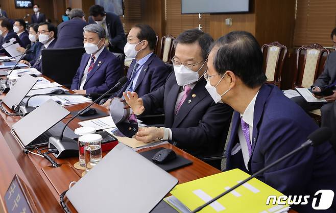 이종호 과학기술정보통신부 장관이 7일 용산 대통령실 청사 영상회의실에서 열린 국무회의에서 한덕수 국무총리에게 반도체 웨이퍼에 대한 설명하고 있다. (대통령실사진기자단) 2022.6.7/뉴스1 ⓒ News1 오대일 기자