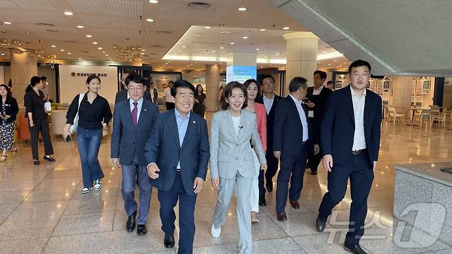 국민의힘 당 대표 후보로 나선 나경원 의원(가운데)이 26일 경남도의회에서 국민의힘 경남도의원들과 간담회 후 의회를 나서고 있다.2024.6.26/뉴스1 강정태 기자