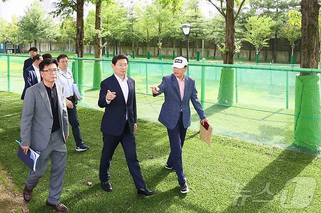 이상일 시장(가운데)이 지난 24일 수지아르피아 파크골프장을 점검하고 있는 모습.(용인시 제공)