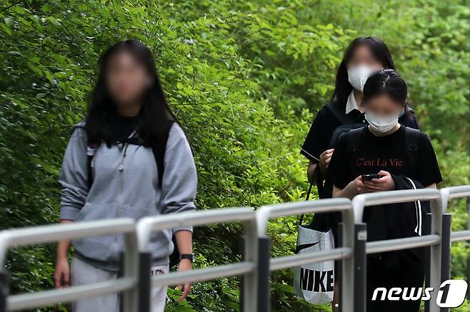 마스크 착용한 학생들. 사진은 기사내용과 직접관련 없음. ⓒ News1