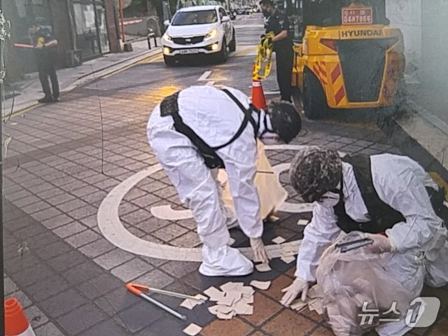 서울 성북구 석관동에 낙하된 오염물을 처리하는 모습. (합동참모본부 제공) 2024.6.25/뉴스1