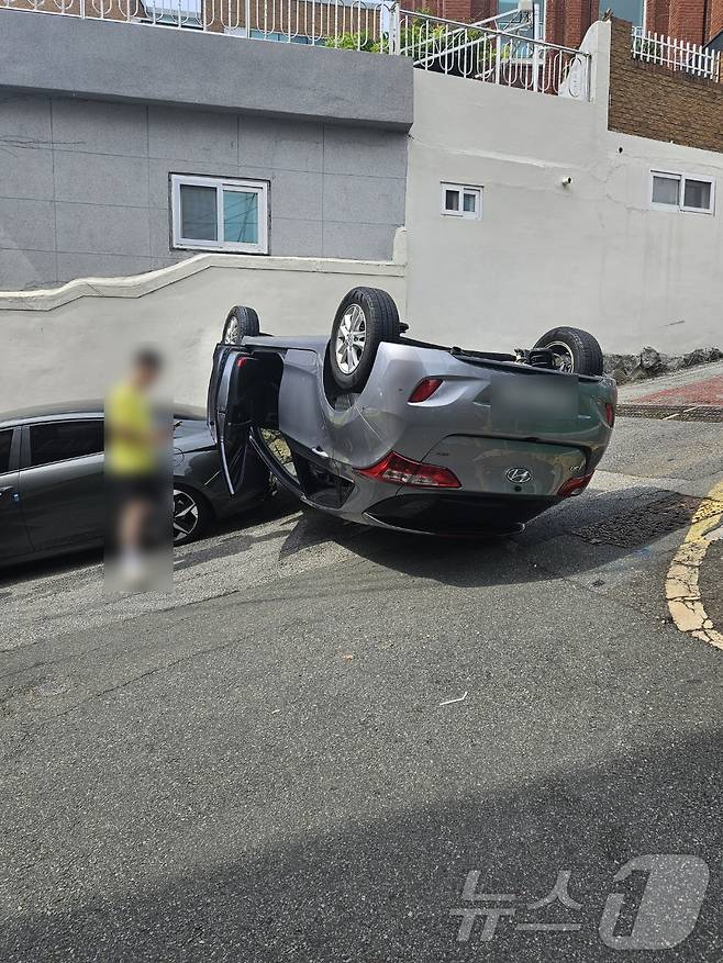 26일 오후 3시쯤 부산 부산진구 전포동에서 승용차가 벽과 부딪힌 뒤 전복됐다.(부산경찰청 제공)