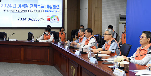 김동철 한전 사장이 25일 전력수급 비상훈련을 주재하고 있다.