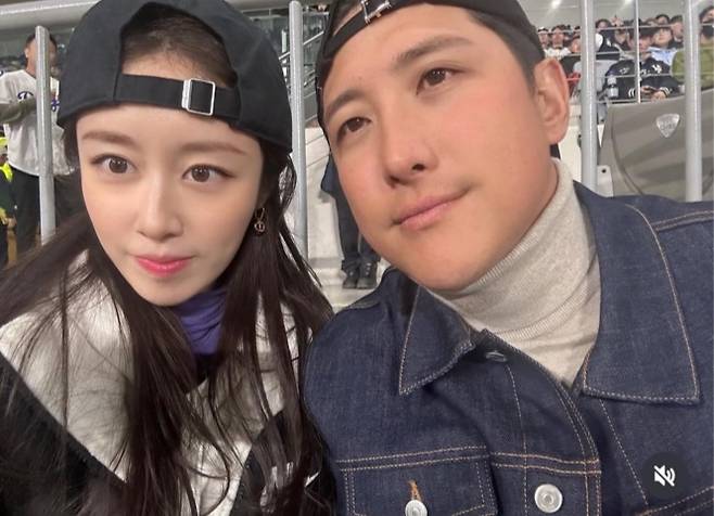 그룹 티아라 출신 가수 겸 배우 지연과 프로야구 선수 황재균 부부가 이혼설에 휘말린 가운데, 지연 측이 이를 부인했다. 2022년 12월 결혼한 두 사람은 지연의 유튜브를 통해 신혼생활을 공개해왔으며, 최근에는 2세 임신에 대한 바람을 표하기도 했다. 지연 인스타그램