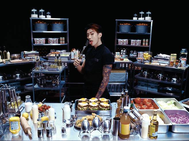 가수 박재범이 성인용 플랫폼인 '온리팬스' 계정을 개설했다./온라인커뮤니티