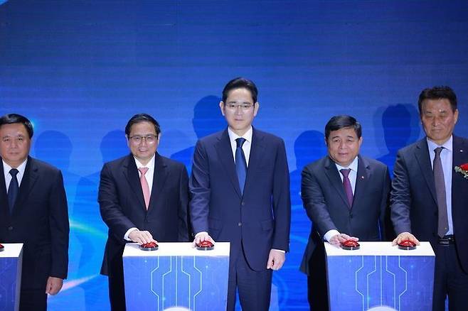 이재용 삼성전자 회장(가운데)이 2022년 12월 23일 베트남 삼성 R&D센터 준공식에서 세레모니 버튼을 누르고 있다. ⓒ삼성전자