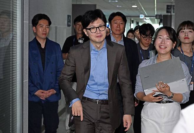 한동훈 국민의힘 전 비상대책위원장이 26일 오전 의원회관에서 국민의힘 의원실 보좌진과 인사하기 위해 이동하고 있다. ⓒ뉴시스