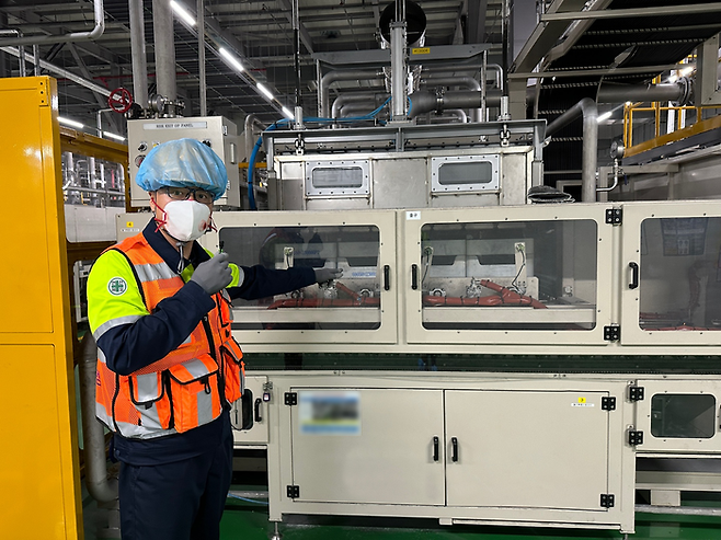 포스코퓨처엠 광양 양극재 공장 고재민 공장장이 공장 내 소성로에서 양극활물질 제조를 위한 고온 열처리 공정에 대해 설명하고 있다.ⓒ포스코퓨처엠