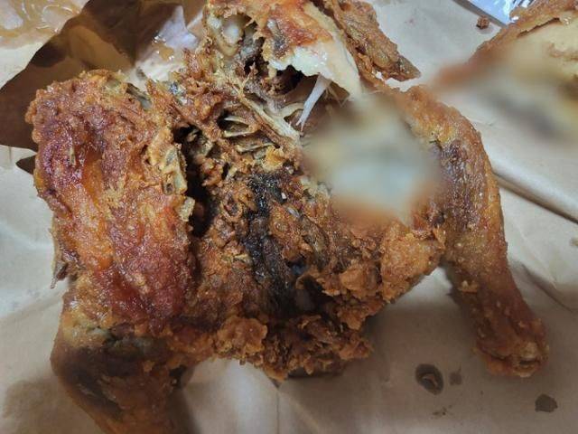 부산 소재 분식집에서 구매한 통닭에서 구더기가 나왔다는 사연이 알려져 논란이 일고 있다. ⓒSNS 캡처