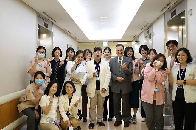 삼성서울병원과 대만국립대병원 의료진들이 기념촬영을 하고 있다. 삼성서울병원 제공