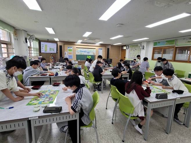 보드 게임으로 환경보호의 소중함을 배우는 학생들