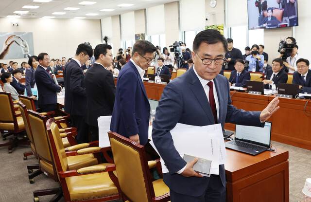 25일 국회에서 열린 과학기술정보방송통신위원회 전체회의에서 최형두 국민의힘 간사(맨 오른쪽) 등 의원들이 야당 의원의 발언과 관련해 항의를 표하며 자리를 떠나고 있다. 연합뉴스