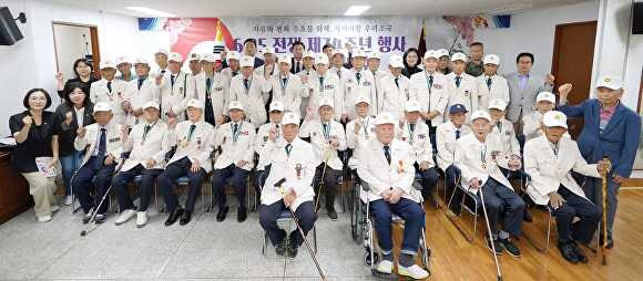 오늘 보훈회관에서 ‘6.25 전쟁 제74주년 행사 및 안보 결의대회’를 마치고 기념 촬영을 하고 있다. [사진=광주시]