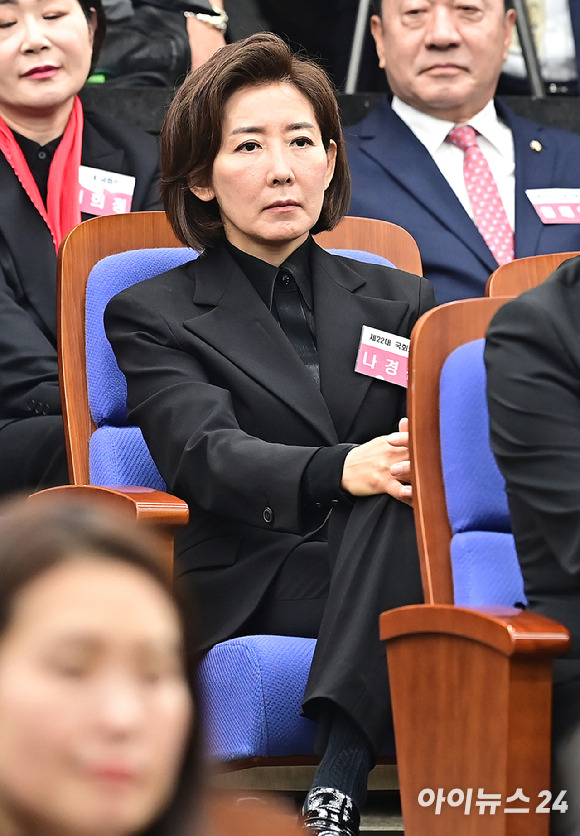 나경원 당시 국회의원 당선인이 지난 4월 16일 국회에서 열린 제22대 국회 국민의힘·국민의미래 당선자총회에 자리하고 있다. [사진=곽영래 기자]