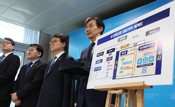 조국혁신당 조국 대표, 황운하 원내대표 등 의원들이 26일 서울 여의도 국회 소통관에서 검찰개혁 4법 발표 기자회견을 하고 있다. 2024.06.26. [사진=뉴시스]