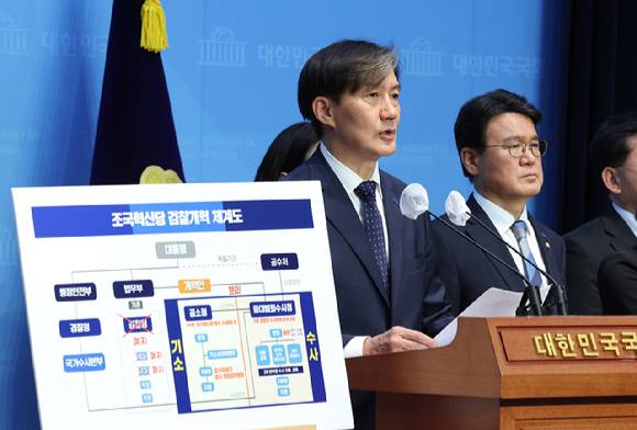 조국혁신당 조국 대표, 황운하 원내대표 등 의원들이 26일 서울 여의도 국회 소통관에서 검찰개혁 4법 발표 기자회견을 하고 있다. 2024.06.26. [사진=뉴시스]