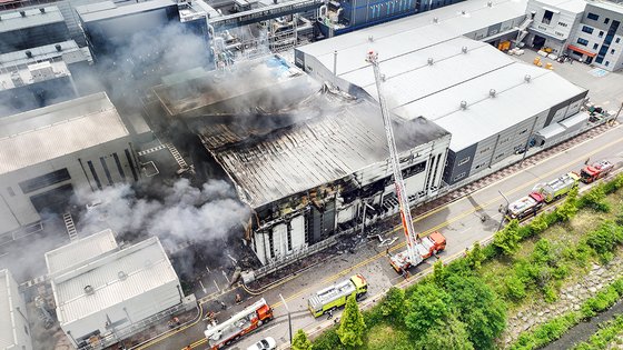 24일 오전 경기 화성시 서신면의 일차전지 제조 업체인 아리셀 공장에서 불이 나 소방 당국이 진화에 나섰다.  이 사고로 23명이 숨졌다. 이중 18명이 외국 국적의 노동자인 것으로 파악됐다. 뉴스1