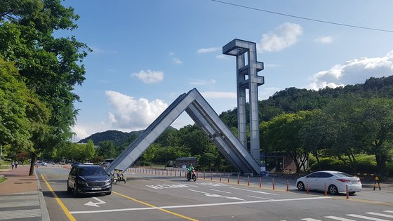 서울대학교 정문. 영국의 글로벌 대학 평가 기관 QS는 ‘2025 세계대학평가’에서 서울대, 카이스트, 연세대, 고려대, 포스텍 등 한국의 5개 대학이 100위 안에 들었다고 발표했다. 서울대(31위)는 처음으로 도쿄대(32위)보다 앞섰다. 연합뉴스