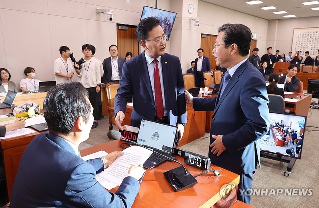 ▲ 더불어민주당 소속 정청래 위원장(왼쪽)과 국민의힘 유상범 의원(가운데), 더불어민주당 김승원 간사가 25일 오전 국회에서 '공영방송지배구조 개선법'(방송3법)을 상정해 심의하는 법제사법위원회 전체회의에서 논쟁하고 있다. 연합뉴스