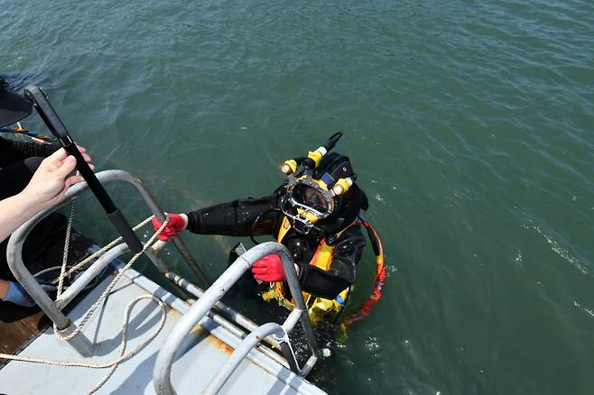 전북 고군산도 해역 수중유산조사단 잠수사들이 잠수하고 있다. /국가유산청 제공
