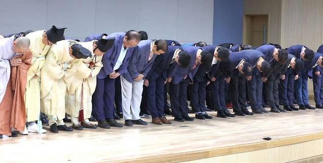 Heads of 80 institutions and organizations in Miryang, South Gyeongsang Province, are bowing and apologizing to the public for the gang rape case occured in the city in 2004 at Miryang City Hall on June 25. Yonhap News