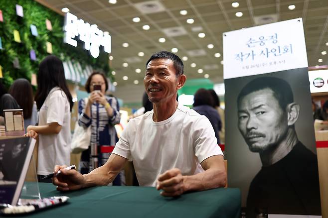 Son Woong-jung is seen at a book signing event at the Seoul International Book Fair on Wednesday. (Yonhap)