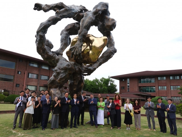 골프존뉴딘그룹 김영찬 회장이 카이스트(KAIST)에 폴란드 작가 토마스 코슐레가의 작품 ‘HOPE’를 기증했다. 기증식에 참석한 골프존뉴딘그룹 김영찬 회장이 작품을 배경으로 참석자들과 포즈를 취하고 있다. 골프존뉴딘그룹