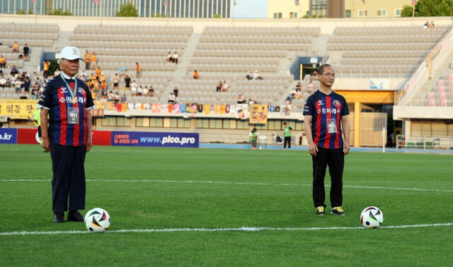 시축에 나선 강영구 6.25 참전유공자회 부지부장(왼쪽)과 한국성 경기남부보훈지청장. 경기남부보훈지청 제공