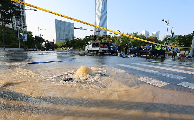 지난 20일 오전 인천 연수구 송도 센트럴로 교차로 상수도관이 파열돼 도로가 통제되고 있다. / 사진=연합뉴스