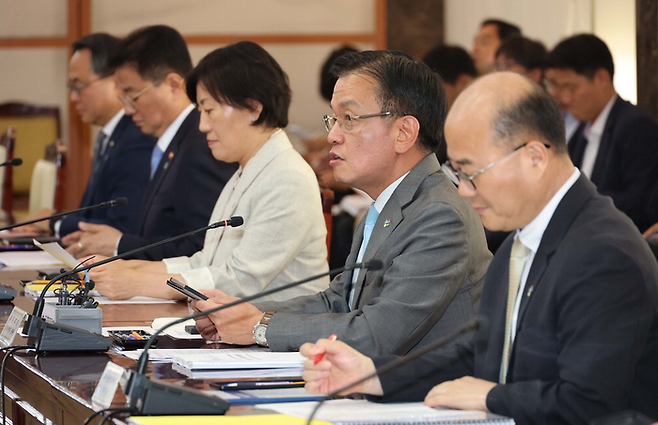 최상목 경제부총리가 26일 정부서울청사에서 열린 경제관계장관회의에서 발언하고 있다. 이날 최 부총리는 총 18조원 규모의 반도체 산업 지원 대책을 발표했다. [한주형 기자]