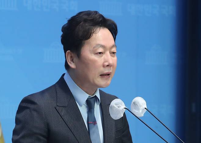 정봉주 전 더불어민주당 의원이 오는 8월18일에 진행되는 민주당 전당대회 최고위원 선거에 출마하겠다고 밝혔다. 사진은 정 전 의원이 지난 3월18일 서울 여의도 국회 소통관에서 기자회견을 갖고 입장을 밝히는 모습. /사진=뉴스1
