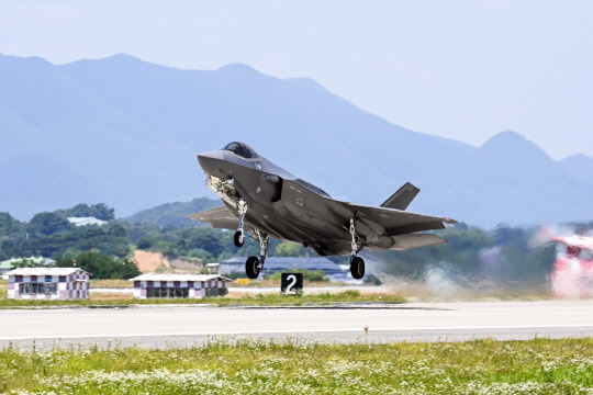 26일 청주기지에서 이륙하고 있는 우리 공군의 F-35A 전투기. 공군 제공