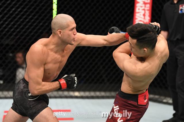 정찬성(오른쪽)과 대결을 펼친 오르테가. /게티이미지코리아