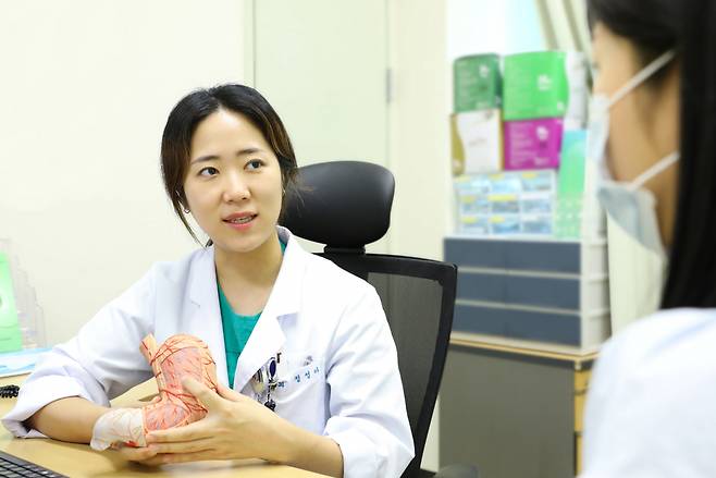 강릉아산병원 외과 정성아 교수가 비만대사수술에 대해 설명하고 있다..[강릉아산병원 제공]