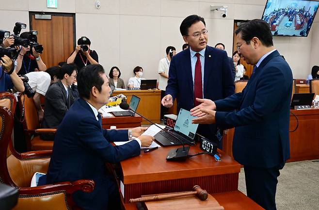 더불어민주당 소속 정청래 위원장(왼쪽)과 유상범 국민의힘 의원, 김승원 더불어민주당 의원이 25일 오전 국회에서 ‘방송3법’을 상정해 심의하는 법제사법위원회 전체회의에서 의사일정 변경 등에 대해 논의하고 있다. 이상섭 기자