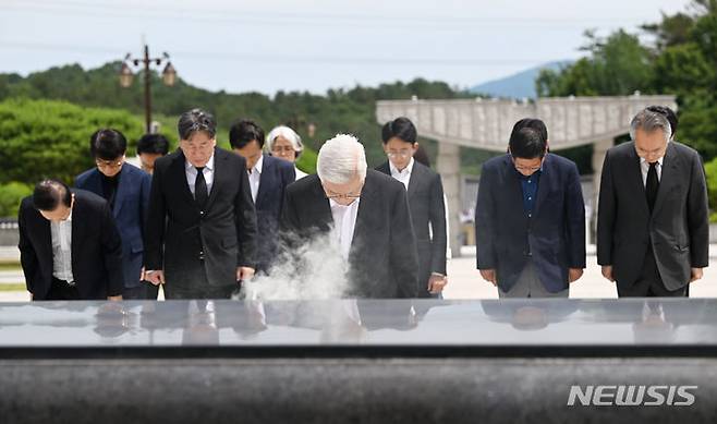 [광주=뉴시스] 이영주 기자 = 5·18민주화운동진상규명조사위원회가 해단을 하루 앞둔 25일 광주 북구 운정동 국립5·18민주묘지를 찾아 오월 영령에 참배하고 있다. 2024.06.25.leeyj2578@newsis.com