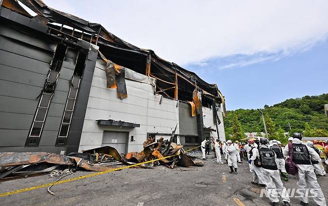 [화성=뉴시스] 김종택 기자 = 25일 경기도 화성시 서신면 리튬전지 공장 화재 현장에서 경찰과 소방, 국립과학수사연구원 등 유관기관 관계자들이 화재 원인을 찾기 위한 합동 감식을 위해 이동하고 있다. (공동취재) 2024.06.25. photo@newsis.com