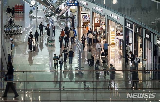 [인천공항=뉴시스] 정병혁 기자 = 사진은 지난해 5월29일 인천국제공항 2터미널 면세점 구역에서 여행객들이 이동하고 있는 모습. 2023.05.29. jhope@newsis.com