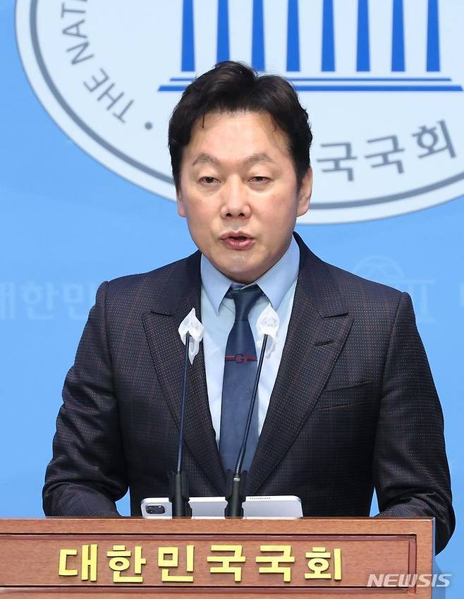 서울=뉴시스] 조성봉 기자= '막말 논란' 으로 더불어민주당 공천관리위원회에서 공천 배제된 정봉주 전 의원이 18일 오전 서울 여의도 국회 소통관에서 입장 발표 기자회견을 하고 있다. 2024.03.18. suncho21@newsis.com