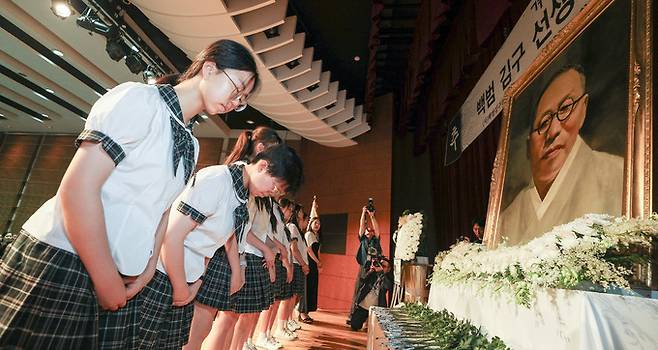 26일 서울 용산구 백범김구기념관에서 열린 '백범 김구 선생 제75주기 추모식'에서 백범일지독후감 대회 수상자인 이화여자고등학교 학생들이 묵념을 하고 있다.