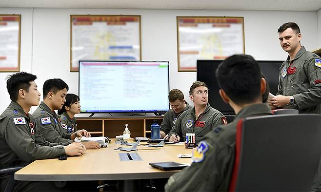 한미 공군이 26일 현존 '세계 최강' 전투기로 평가받는 미 공군의 F-22 '랩터' 스텔스 전투기가 참가한 가운데 한미 연합공중훈련 '쌍매훈련'을 실시했다. 한미 조종사들이 훈련에 앞서 임무에 대해 전술토의를 하고 있다. 공군 제공