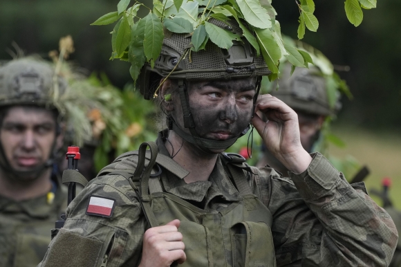폴란드 육군 훈련 캠프 - 2024년 6월 20일(현지시간) 폴란드 북동부 포들라스키에주(州) 노보그루트(Nowogród)에서 폴란드 육군 훈련캠프 지원자들이 기초 훈련을 받고 있다. 폴란드 육군은 전투에서 젊은 자원자들을 훈련시키기 위해 이번 여름 “육군과 함께하는 휴가”이라고 불리는 프로그램을 시작했다. 북대서양조약기구(나토)의 동쪽 측면을 따라 있는 폴란드 등 국가들은 이웃 국가인 우크라이나에서 러시아가 우세할 경우 언젠가 자신들을 공격할 수도 있다고 우려하면서 방어를 강화하고 있다. / 사진=AP 연합뉴스