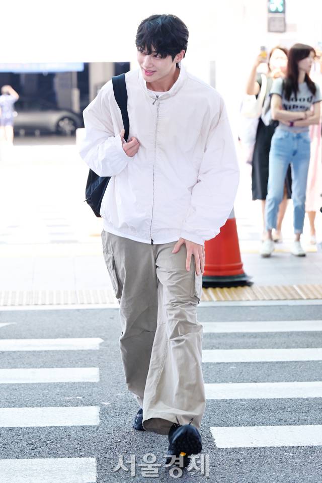 배우 변우석이 26일 오후 아시아 팬미팅 투어 ‘서머 레터(SUMMER LETTER)’ 참석 차 인천국제공항 제2여객터미널을 통해 인도네시아 자카르타로 출국하고 있다. 김규빈 기자 2024.06.26