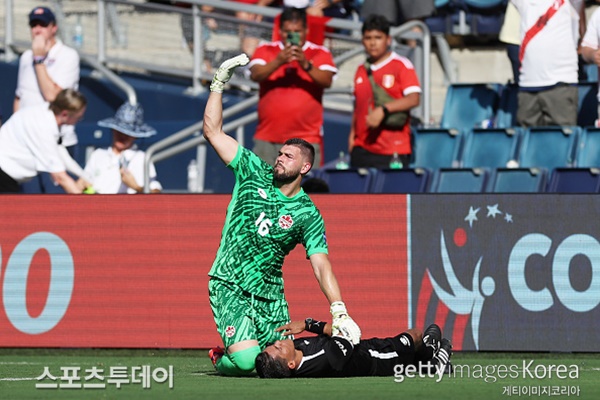 막심 크레포와 쓰러진 움베르토 판조이 부심 / 사진=GettyImages 제공