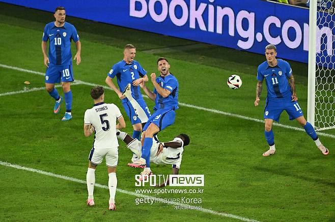 ▲ 잉글랜드는 독일 쾰른에 위치한 쾰른스타디움에서 열린 유럽축구연맹(UEFA) 유럽축구선수권대회(유로2024) C조 조별리그 3차전(최종전)에서 슬로베니아와 0-0으로 비겼다. 압도적인 스쿼드에 비해 형편없는 경기력이었다. 전날 잉글랜드 대표팀 기자회견에서는 '손흥민' 이름이 나왔다. 현지 취재진은 케인에게 "덴마크전에서 팀 경기력이 좋지 않았다. 늘 당신 주변엔 손흥민, 르로이 사네 등 발 빠른 윙어들이 있었다. 하지만 현재 잉글랜드 스쿼드에서 벨링엄, 필 포든은 10번 자리에 활약하려고 한다"라고 질문했다. 케인은 "시간이 지나면 서로에 대한 이해가 더 높아지고 나아질 것이다. 물론 공격 상황에는 더 위협적이어야 한다"라고 답했다