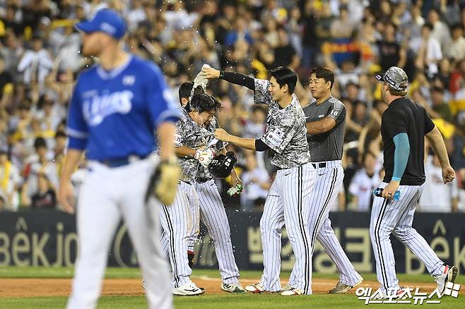 LG는 26일 잠실구장에서 열린 '2024 신한 SOL Bank KBO 리그' 삼성과 주중 3연전 두 번째 맞대결에서 2-1 9회말 끝내기 승리를 챙겼다. 잠실, 박지영 기자