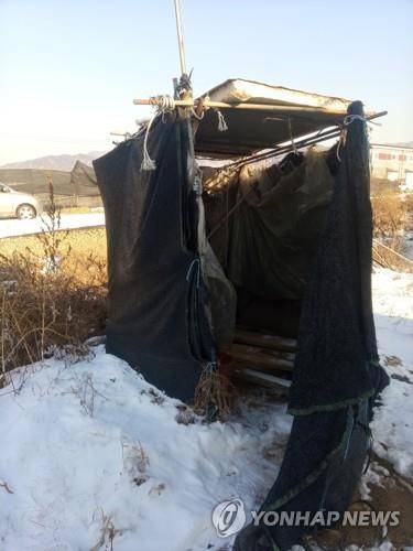 숙소 밖에 있는 농축산 이주노동자 화장실  [김달성 목사 제공]