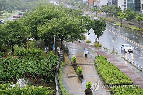 장맛비 쏟아지는 제주     (제주=연합뉴스) 박지호 기자 = 지난 22일 오후 제주시 도남동 일대에 거센 장맛비가 쏟아지고 있다. 2024.6.22