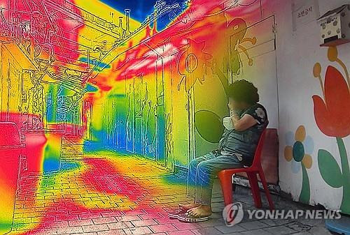 계속 되는 폭염, 폭염에 달아오른 쪽방촌 골목길     (서울=연합뉴스) 신현우 기자 = 전국 곳곳 낮 최고기온이 30도를 웃돈 지난 20일 서울 영등포 쪽방촌에서 한 주민이 밖으로 나와 더위를 식히고 있다.
    ※알림 : 이 사진은 일반 카메라로 촬영한 사진과 열화상 카메라 모듈로 촬영한 사진을 그래픽 프로그램으로 편집해 한장으로 표현하였음. 2024.6.20